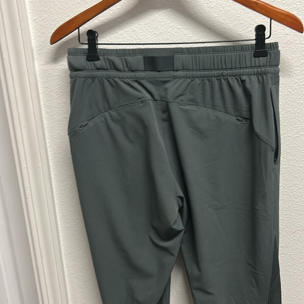 Athleta Quest Jogger in Bali Green size 6 Athleisure Outdoor - Picture 8 of 15